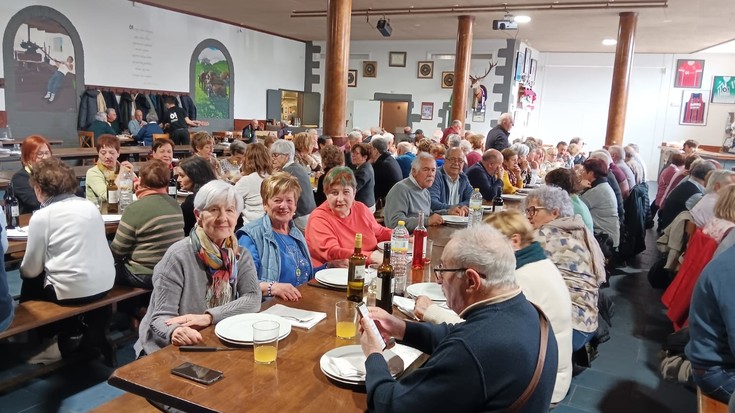 Abaroa erretiratu elkartekoek egun ederra igaro zuten Urnietako Oianume sagardotegian