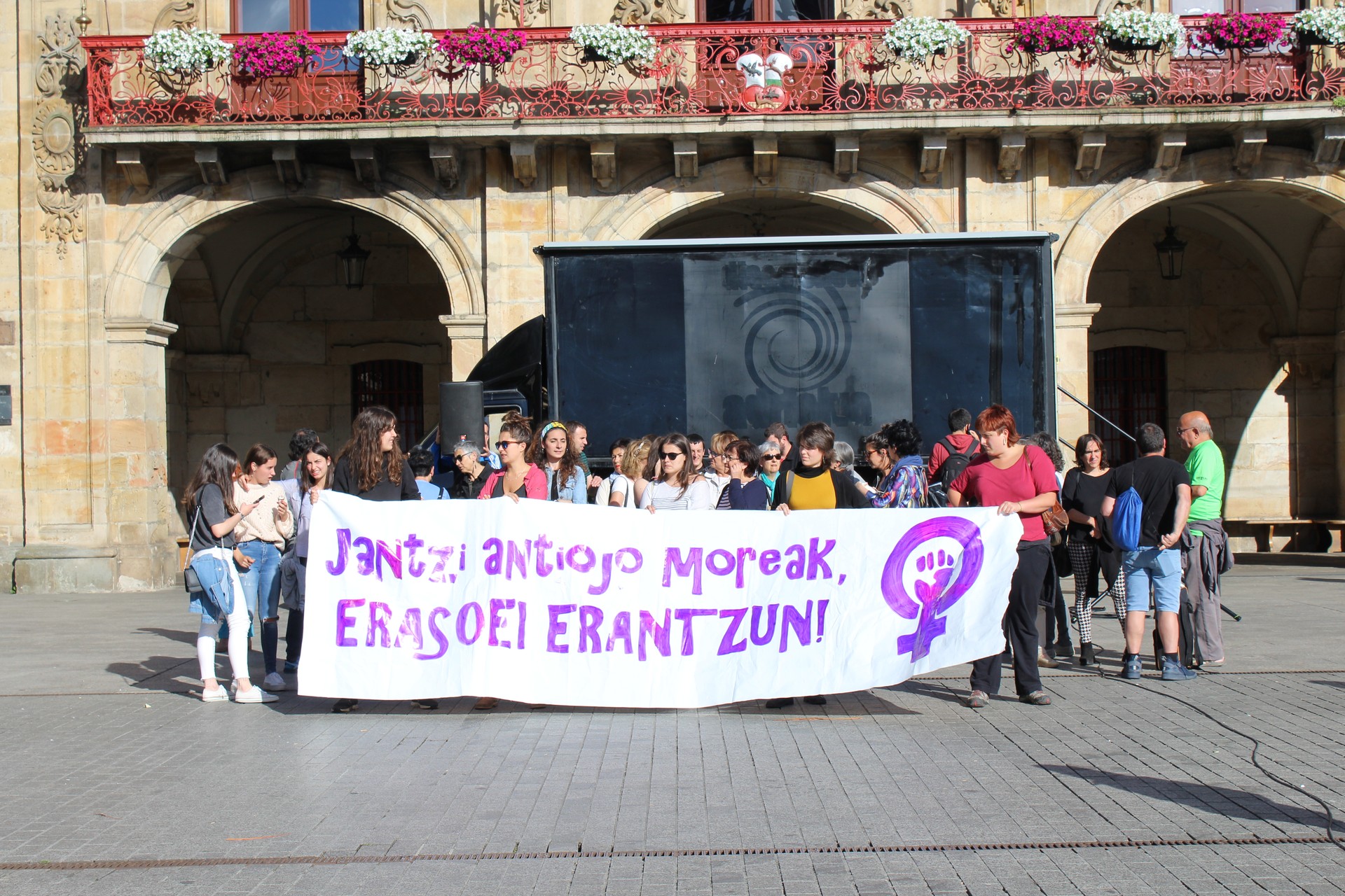Urruñako erailketa salatzeko elkarretaratzea egin dute Arrasaten, Oñatin eta Antzuolan