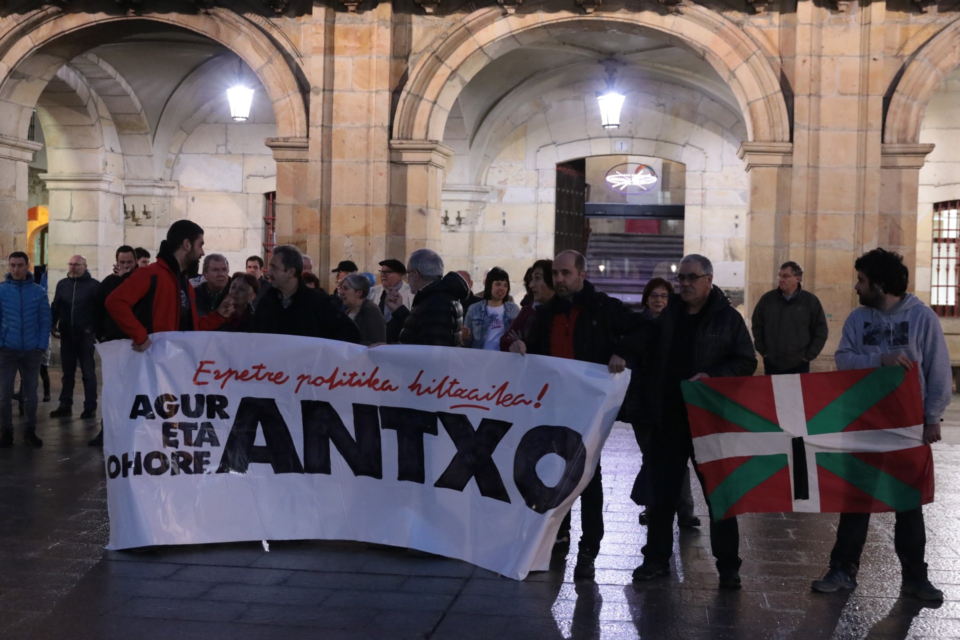 Elkarretaratzeak egin zituzten atzo, Xabier Reyren heriotza salatzeko
