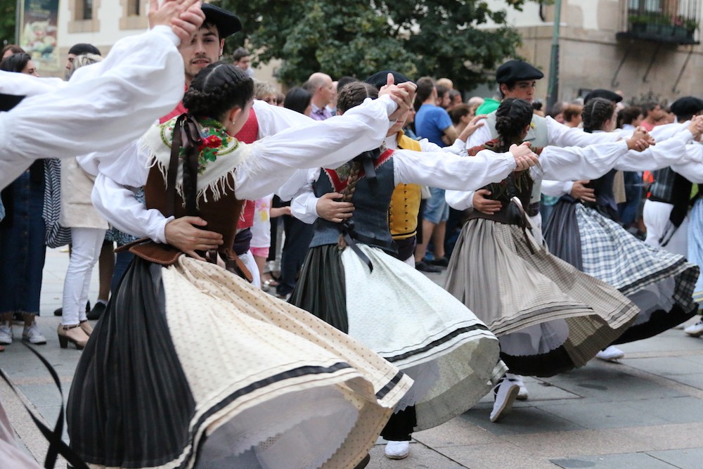 Errementari dantza: 25 urte herritarrak batzen