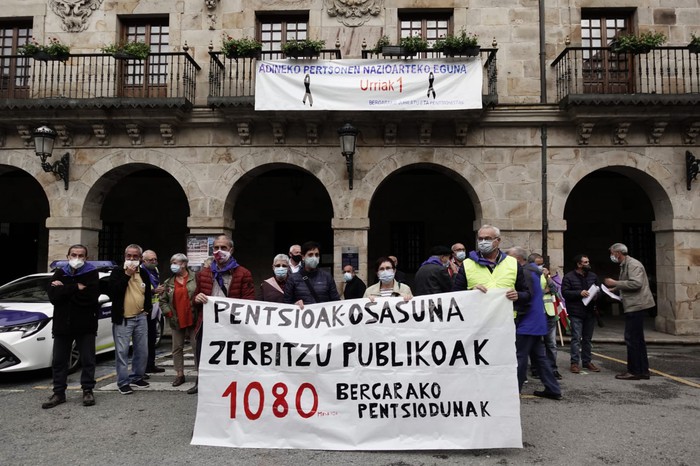 "Ongizate-sistema indartsu bat" defendatuz, manifestazioa egin zuten atzo Bergarako pentsiodunek