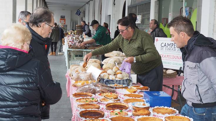 Jatorri desberdinetako gastronomiaz eta folkloreaz gozatu dute gaur Aretxabaletan