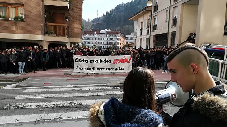 Arizmendiko Ikasle Abertzaleek protesta egin dute greba eskubidea aldarrikatuz, eztabaida artean