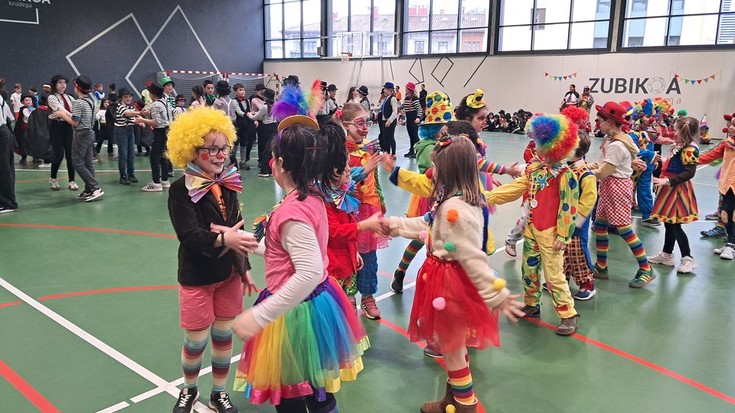 Txantxiku Ikastolako ikasleen eskutik heldu da zirkua Oñatira