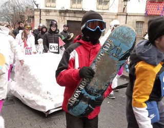 Kolore festa Eskoriatzan, euriak baldintzatutako mozorro desfilean