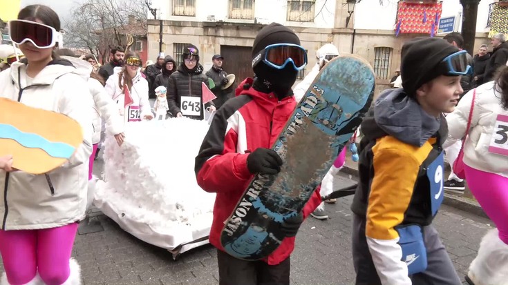 Kolore festa Eskoriatzan, euriak baldintzatutako mozorro desfilean