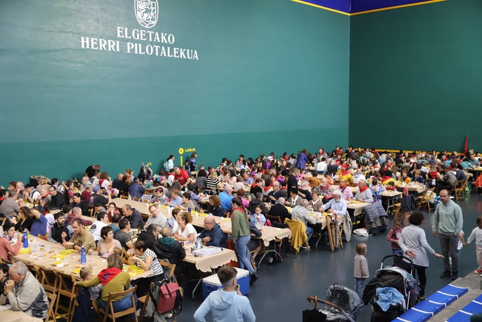 Herri Eguneko bazkaria da ekitaldi jendetsuena