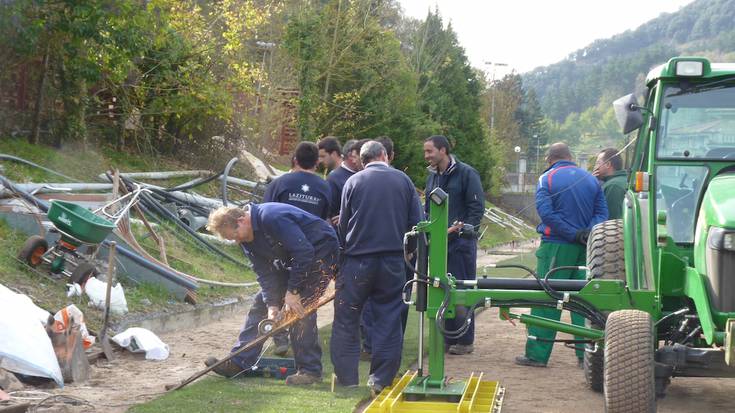 Atxabalpeko alboko zelaian belarra jartzen ari dira