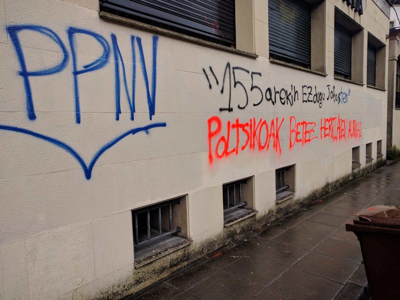 Batzokian egindako pintadak gaitzetsi ditu Oñatiko EAJk