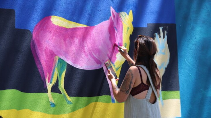 Aldarrikapenak mural forma hartu du,  LGTBIQ+ fobiaren aurkako egunean