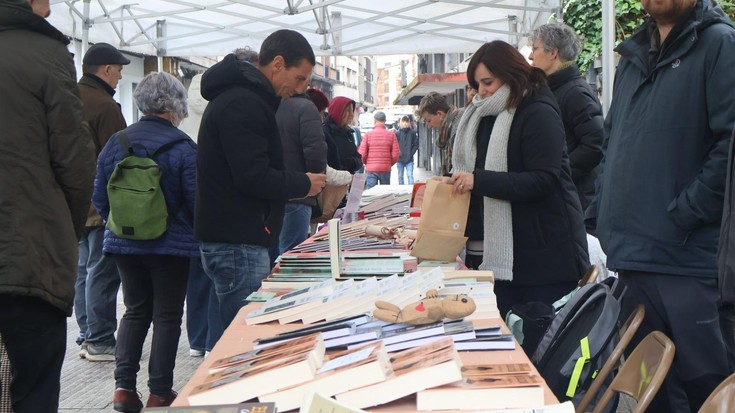Bigarren eskuko liburuen azoka egingo du Loraldek zapatuan