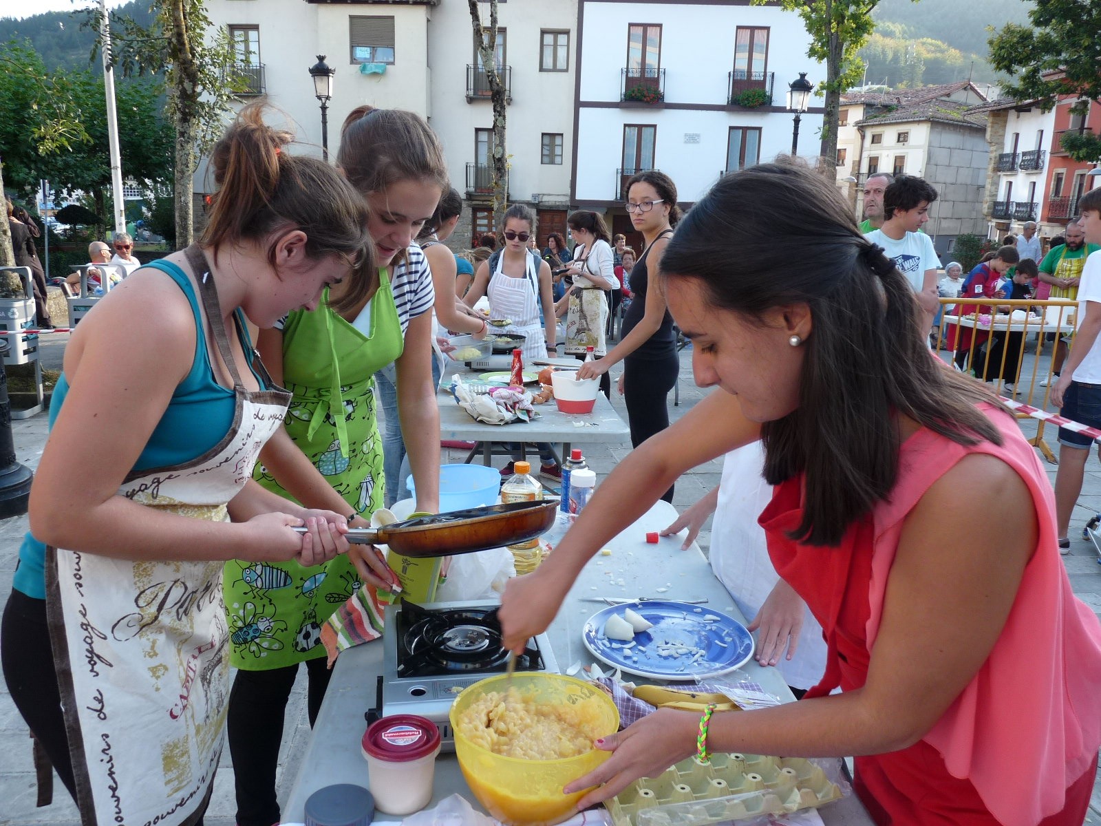 Patata-tortilla lehiaketa, sagardoa eta Euskaraldiko erretratua, zapatuan, plazan
