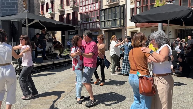 Euskaldunak dantzan jartzeko trabarik ez dute izan Xabier Diazek eta lagunek