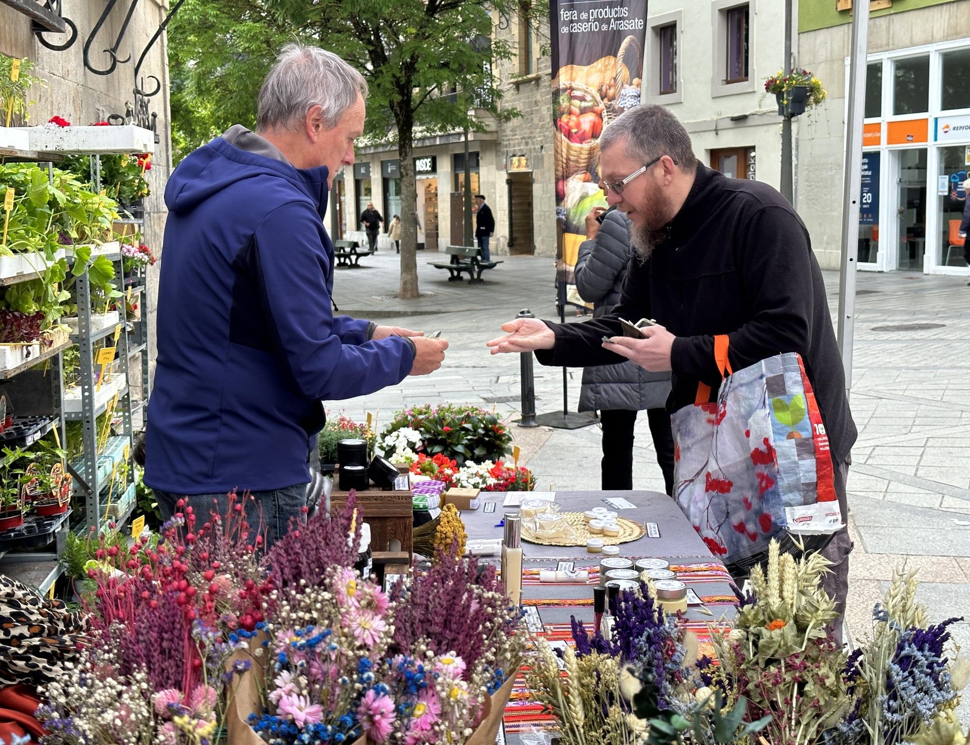 Loreak eta ortuko landareak, hirugarren zapatuko azokan