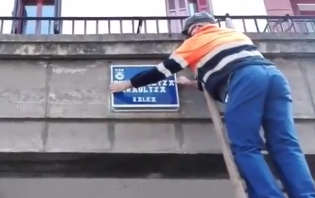 Ehun mugimenduak bi plaka ordezkatu ditu