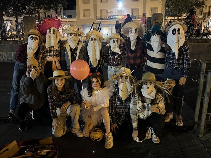 Gaba Baltza iritsi da, kale-eskea, dantza eta musika lagun