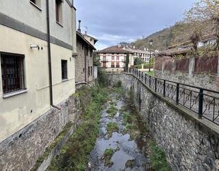 Antzuola ibaiko ur askoko kanaleko sarreraren kota jaitsi dute