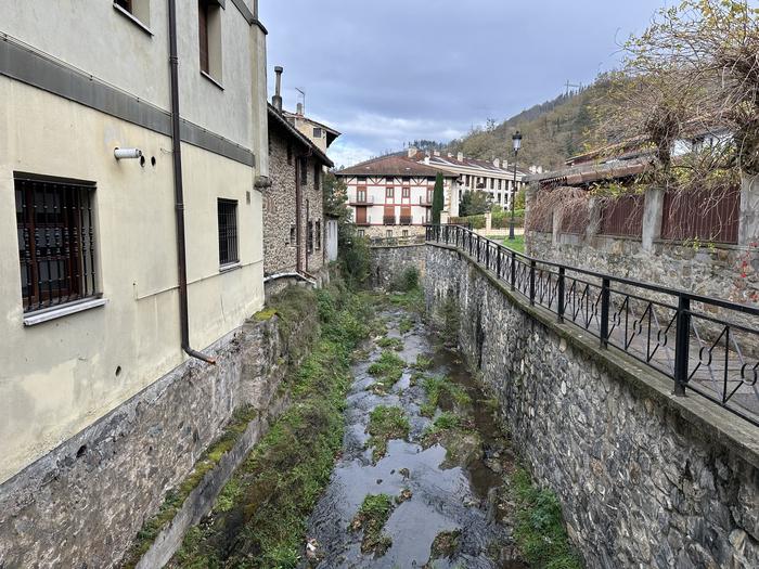 Antzuola ibaiko ur askoko kanaleko sarreraren kota jaitsi dute