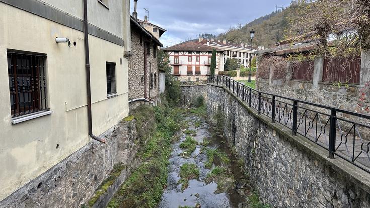 Antzuola ibaiko ur askoko kanaleko sarreraren kota jaitsi dute