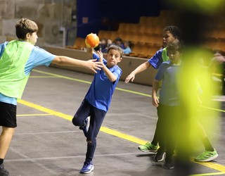 Eskubaloira hurbiltzeko arratsalde-pasa ederra Bergarako udal pilotalekuan