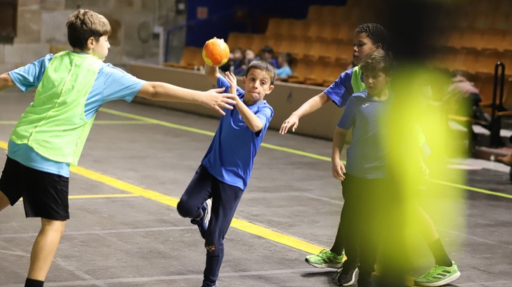 Eskubaloira hurbiltzeko arratsalde-pasa ederra Bergarako udal pilotalekuan