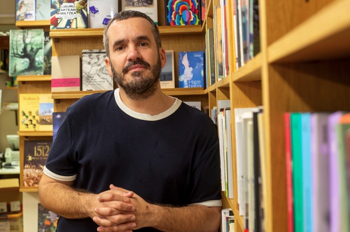 Haurtzaroko "minetatik" abiatutako irakurketa egingo du Larretxeak