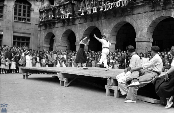 1943ko jaietako dantzarien argazkia aukeratu dute bergararrek Irala kalerako