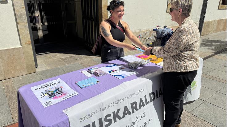 Euskaraldiko txapak banatzeko mahaia jarri dute Seber Altube plazan