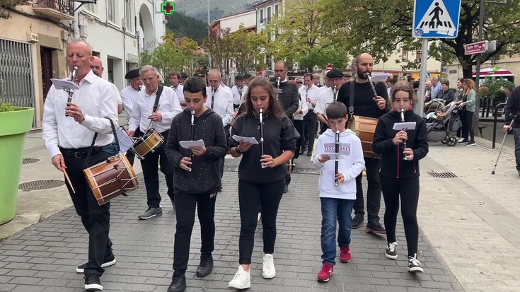 Aretxabaletako kaleetan Txistulari eguna ospatu dute, Demetrio Iriarteren omenez