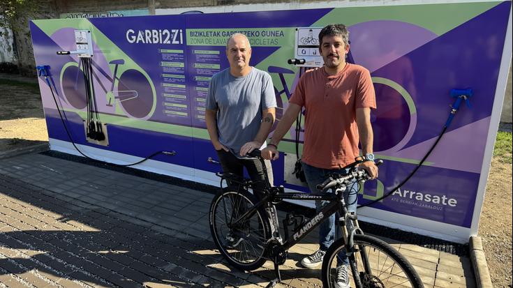 Bizikletak garbitzeko hiru guneak martxan dira