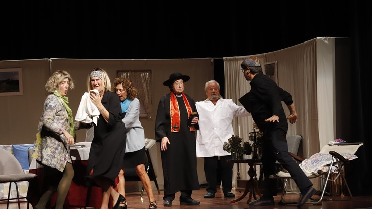 'Oporretara goaz' antzezlana estreinatu du Ikusi Makusik