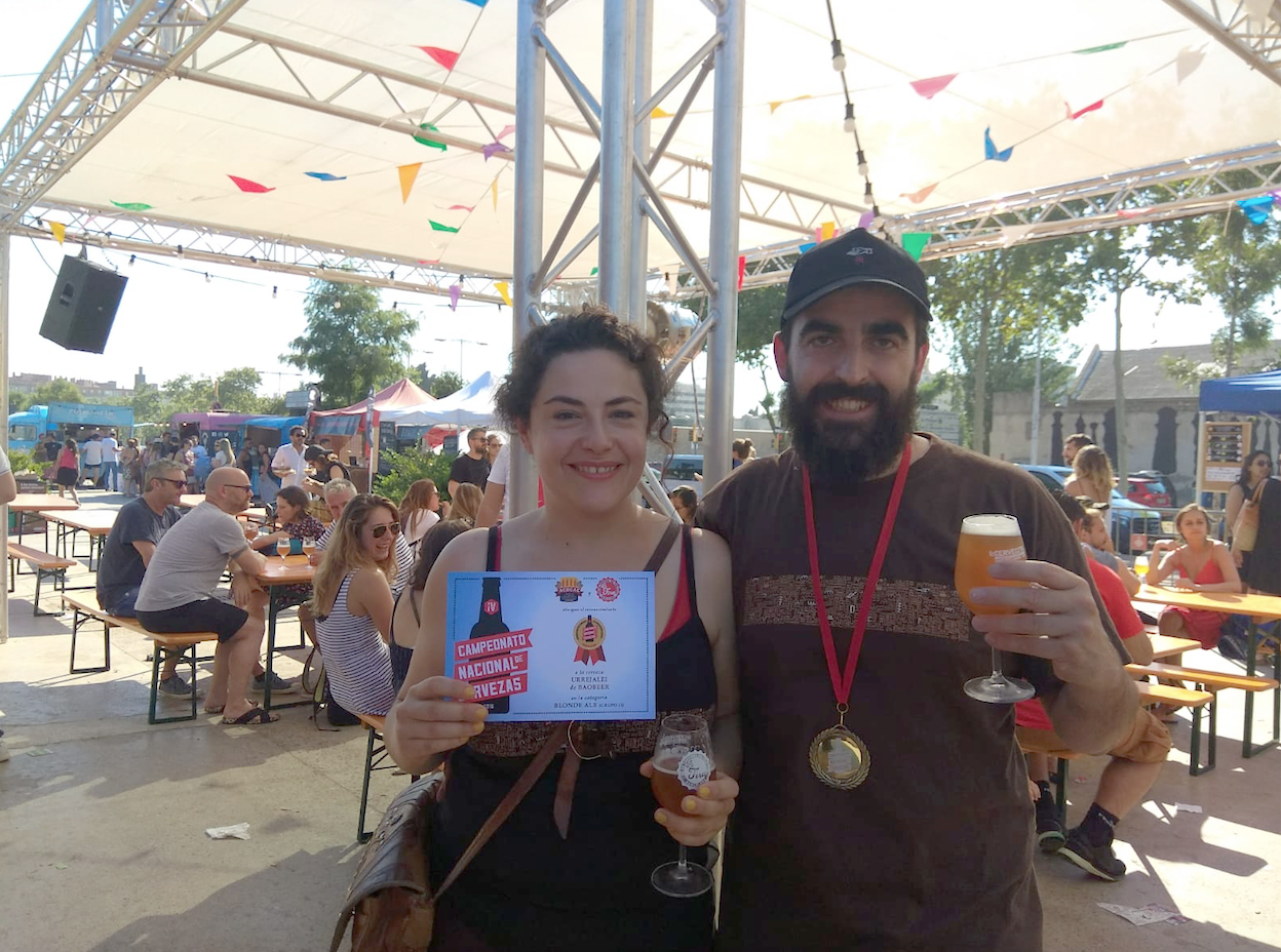 Urrezko domina Bartzelonako La Fira del Poblenou azokan Baobeer-eko 'Urrejalei' garagardoari