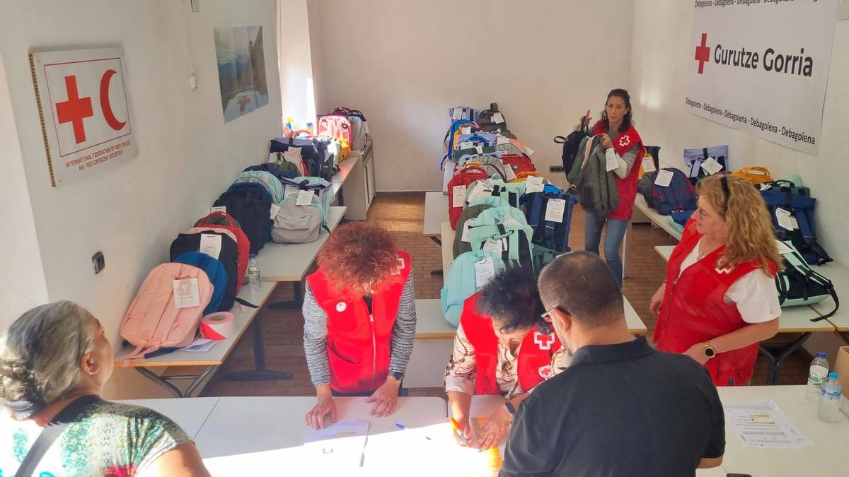 Debagoieneko Gurutze Gorriak zaurgarritasun egoeran dauden 216 ikasleri eman die eskola-materiala