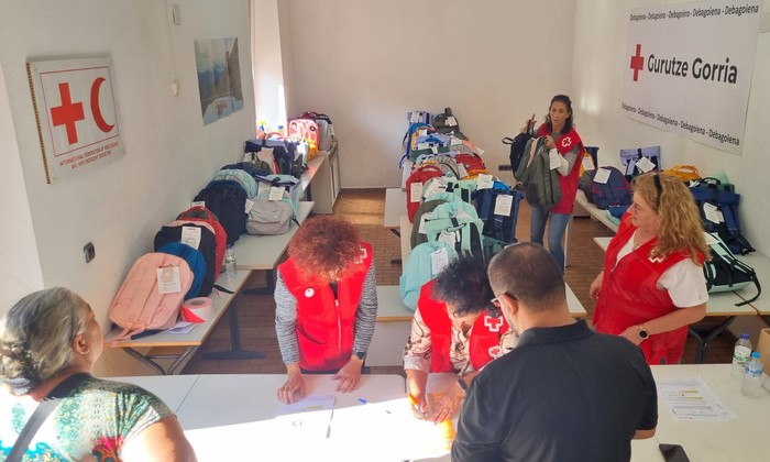 Debagoieneko Gurutze Gorriak zaurgarritasun egoeran dauden 216 ikasleri eman die eskola-materiala