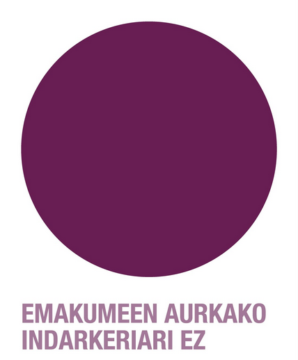 Txapa bat, emakumeei eskainitako hitz politen truke