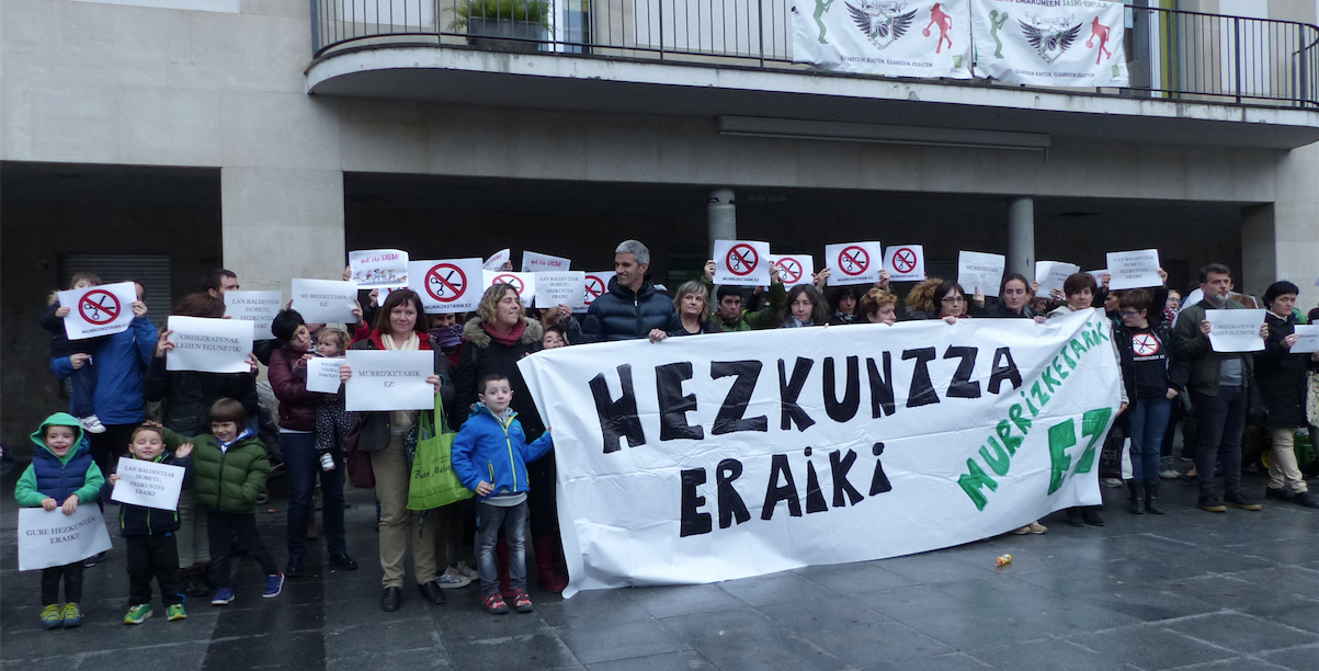 Kurtzebarri eskolako komunitatea murrizketen aurka agertu da