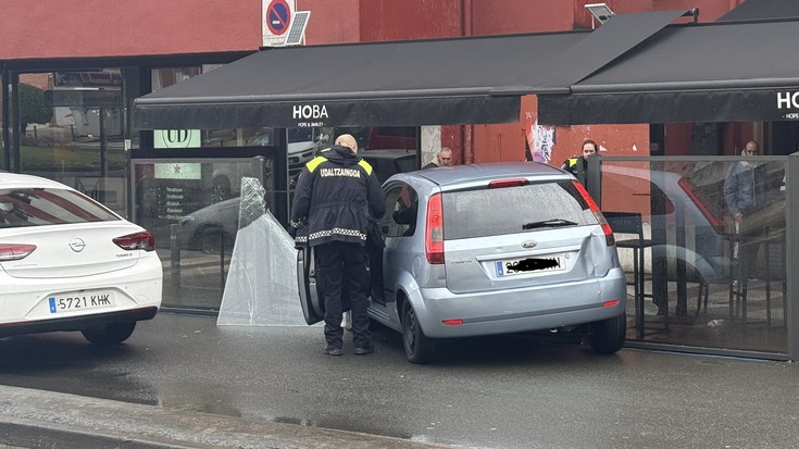 Zauriturik ez Arrasate erdigunean izan den auto-istripuan