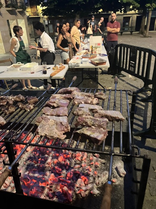 Oporretatik bueltako ongietorria parrillaren bueltan