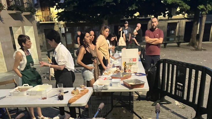 Oporretatik bueltako ongietorria parrillaren bueltan