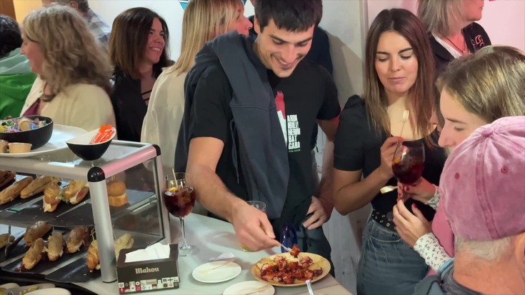 Zapatuko aperitiboan olagarroa dastatzeko aukera izan dute Eskoriatzan