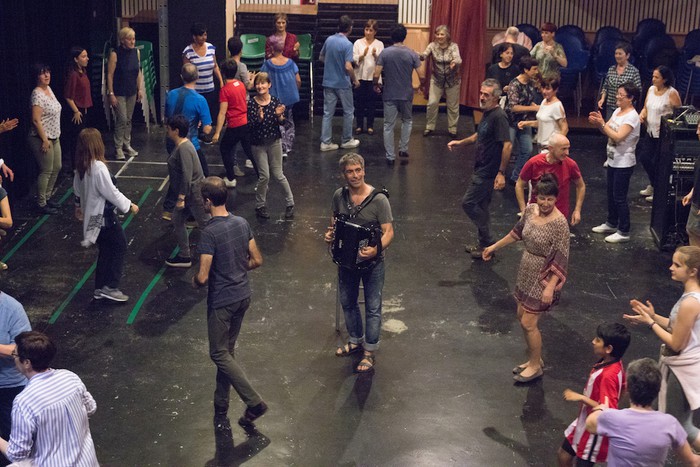 Jendea gustura Gerard Godon soinujole frantziarrarekin domekan egindako Herrixa Dantzan saioarekin - 21