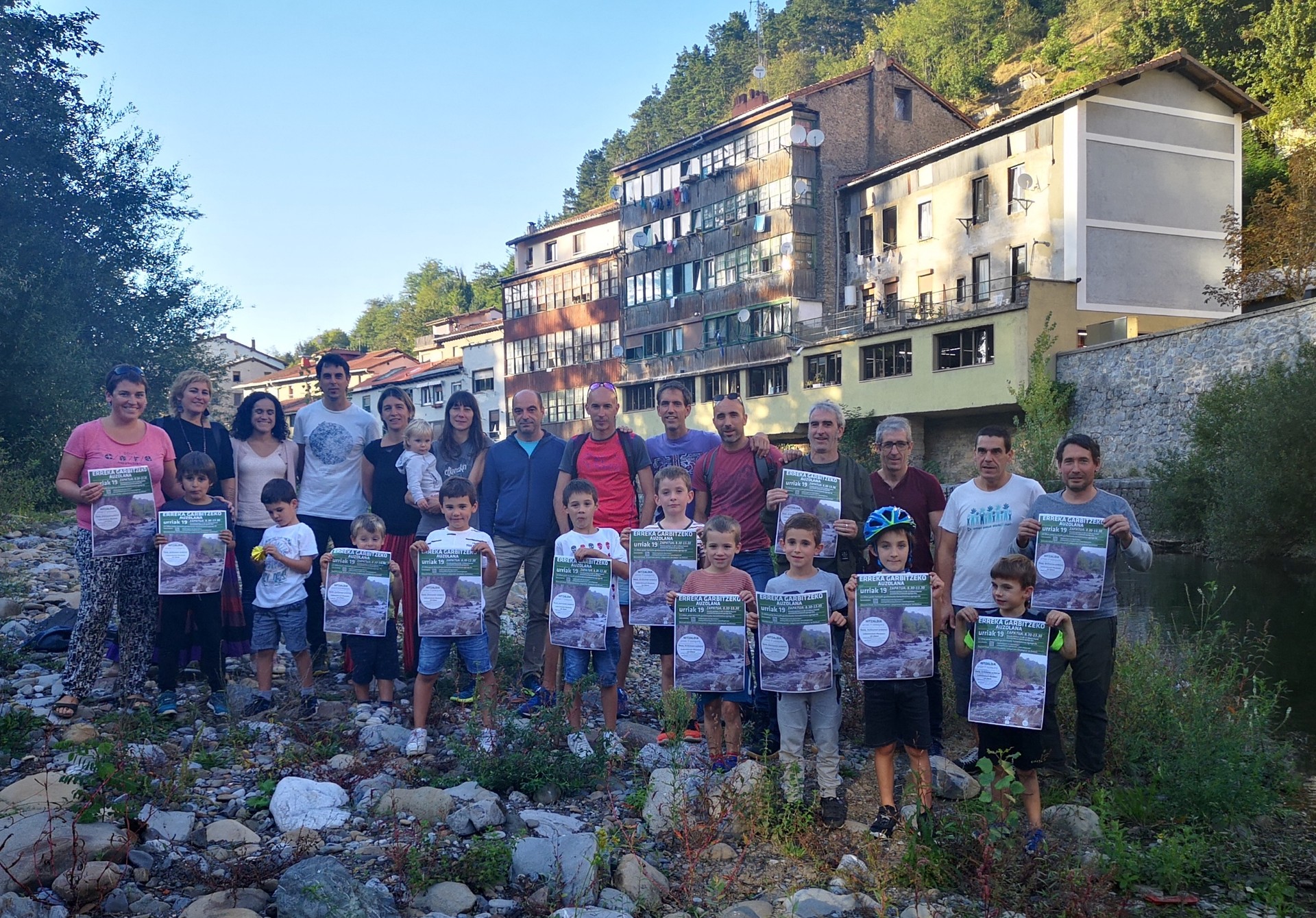 Urriaren 19an erreka garbitzeko gertu egongo diren bergararren bila