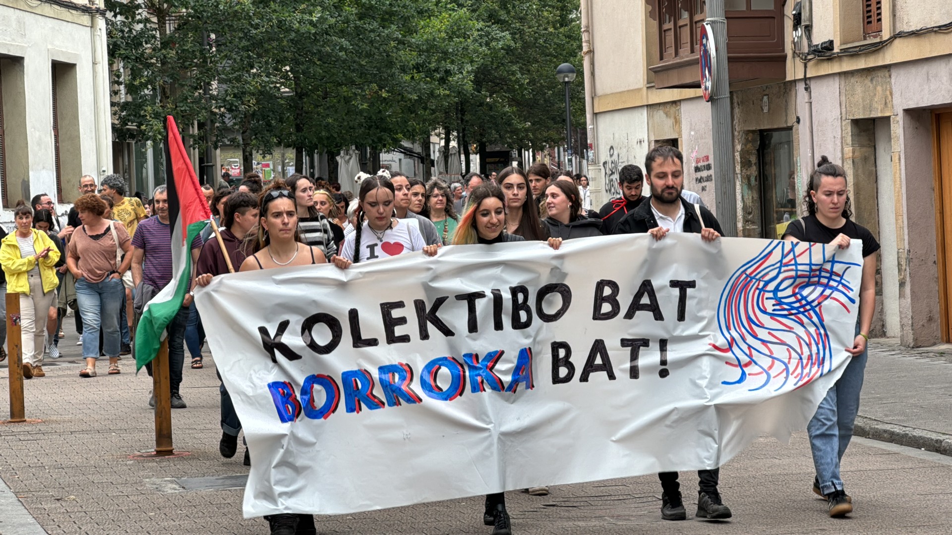 LGTBI komunitatearen adarrikapena "herritar denekin batera" egin behar dela ikusten dute Aretxabaletan