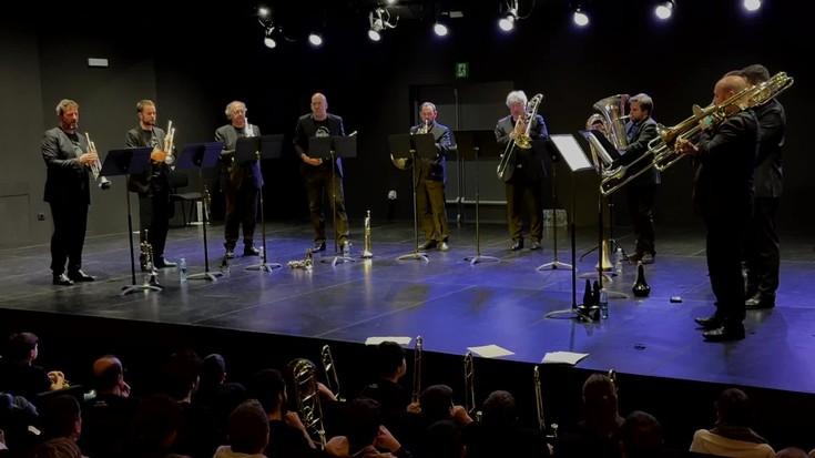 Euskadi Brass-ek, Alberto Urretxok gidatuta, kontzertua jo du Arrasate Musikaleko ikasleekin batera