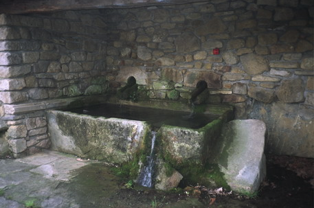 Xixilio Agirianoren laguntzarekin, iturburuen inguruko ibilbide gidatua, domekan