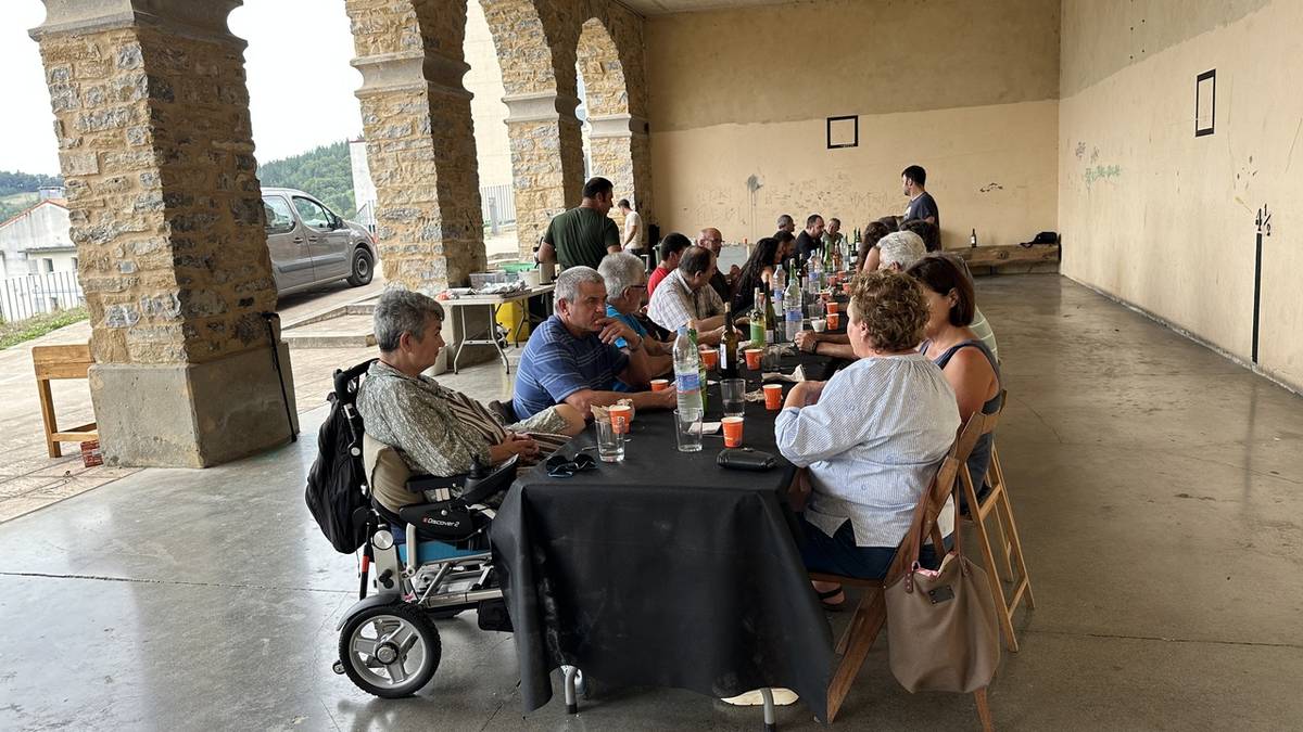 Mahaiaren bueltan ospatu dituzte jaiak Elgetako San Roke kalean