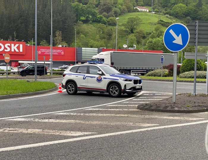 Hiru autok talka egin dute Aretxabaletan eta eragina izan du zirkulazioan