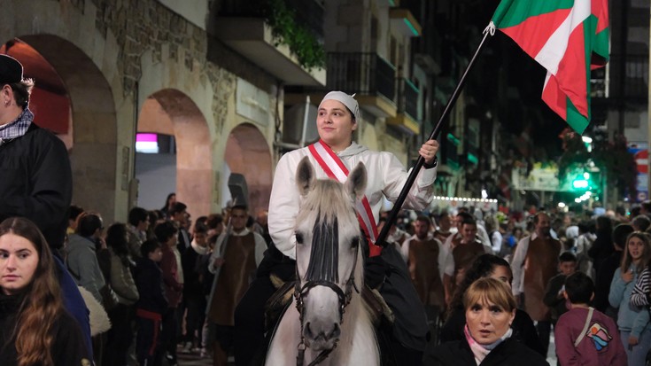 Izena eman behar da danborradan zaldi gainean joatea gura izanez gero