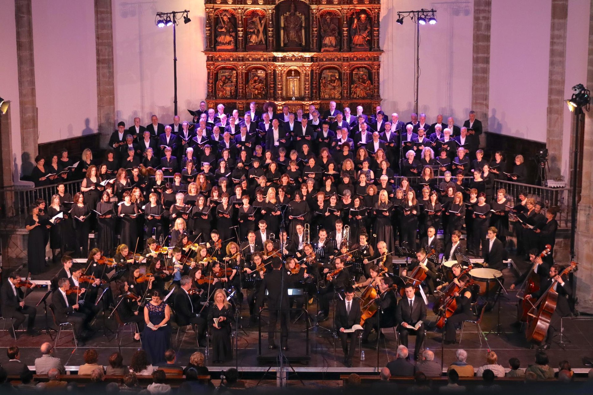 200 artista baino gehiago ehun urte ospatzeko