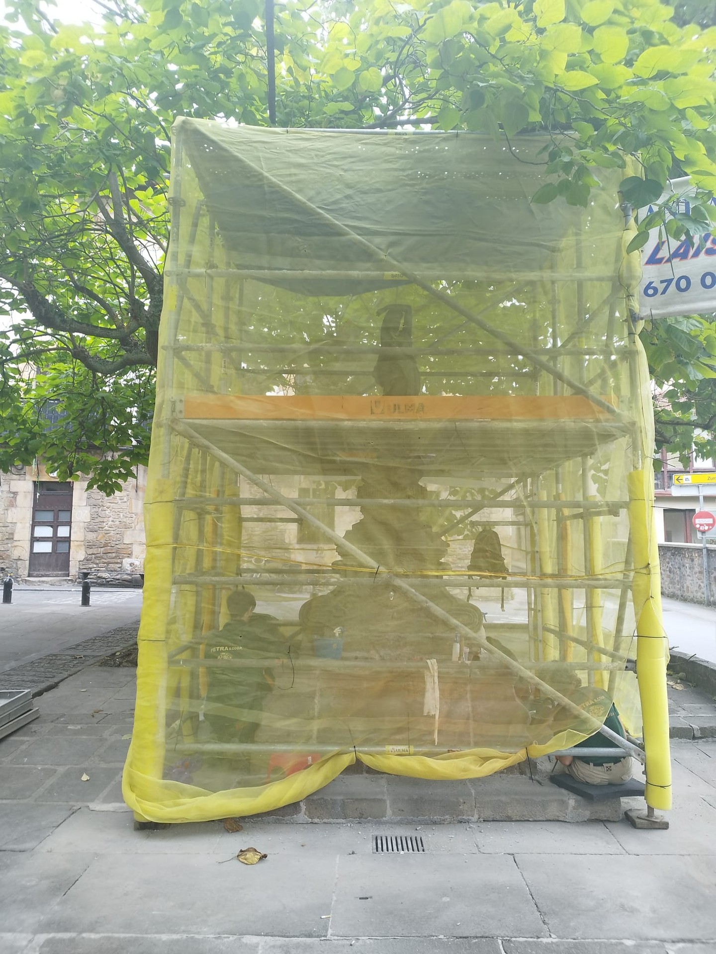 Maiatzaren 1a plazako iturria berritzeko lanak amaitzear dira